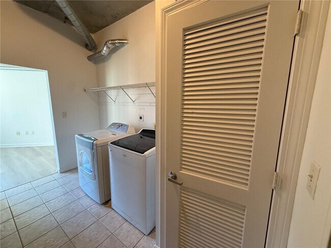 Building Photo - 115 W Peachtree Pl NW