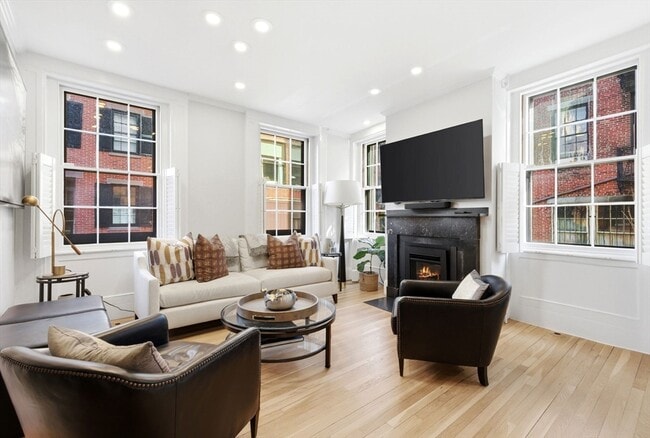 Building Photo - 50 River St