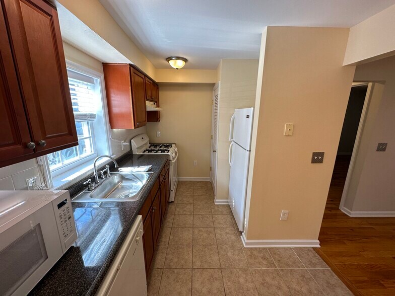 Building Photo - 46 Wedgewood Dr