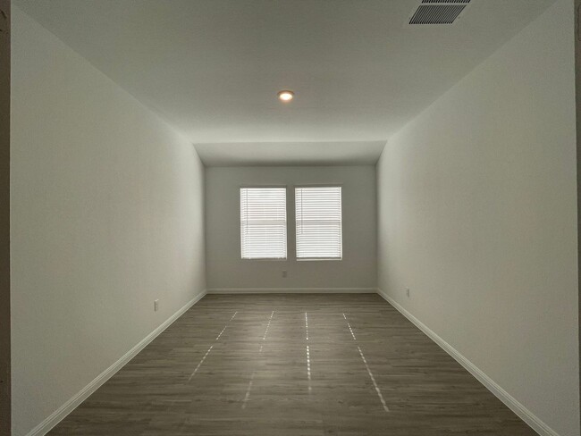 Building Photo - Luxury Vinyl Plank (No Carpet) /  Fridge I...