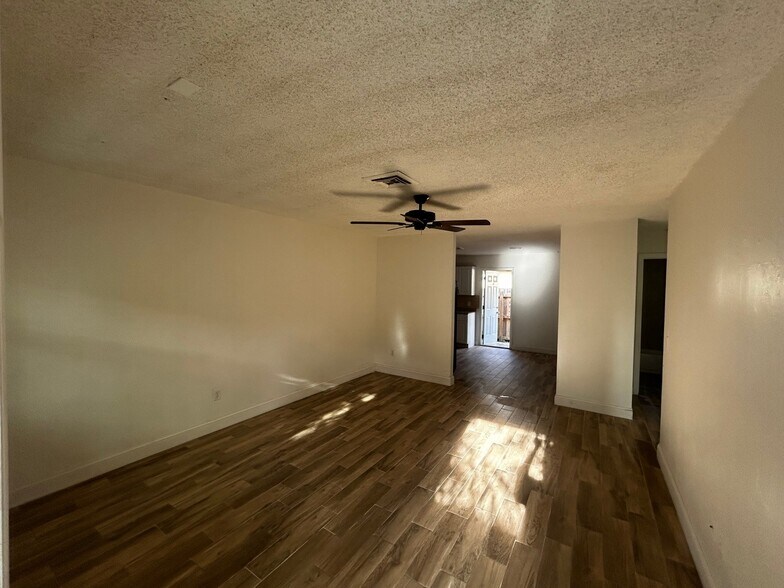 Building Photo - 626 W Mango St