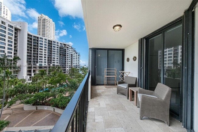 Building Photo - 520 Brickell Key Dr
