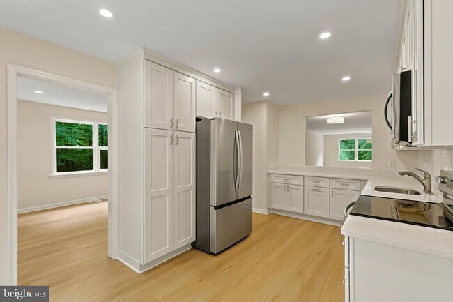 Building Photo - 7937 Valleyfield Dr