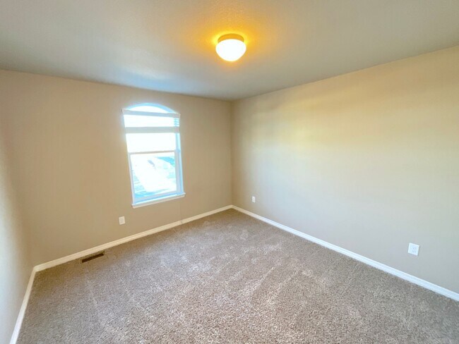 Building Photo - 4 Bedroom Home Available Near Londonderry Dr & Eastonville Rd!