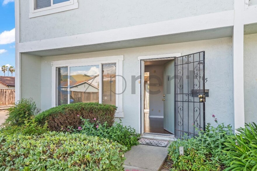 Building Photo - 38605 Royal Ann Common