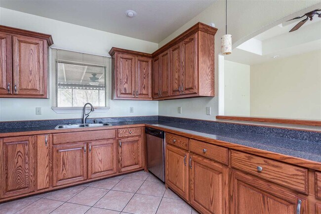 Building Photo - 901 Kings Way