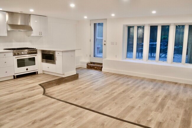 Building Photo - 322 Lowell St