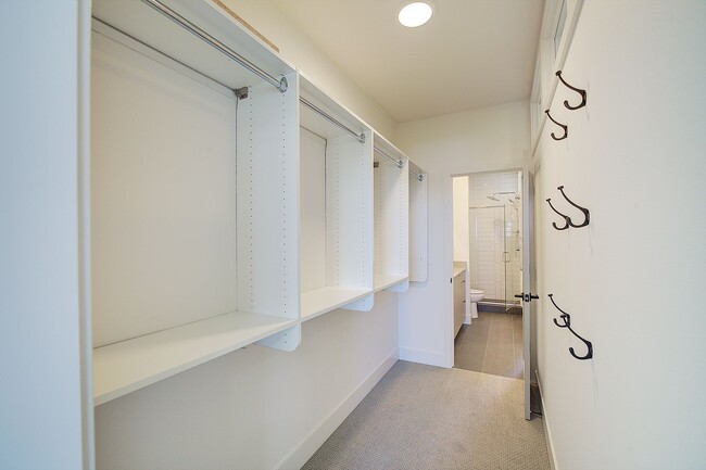 Building Photo - 3Bd/1.5Ba Seattle Townhouse