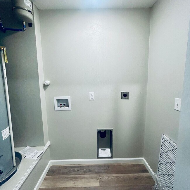 Building Photo - Welcome home to this beautifully designed 3-bedroom, 2 bath half duplex