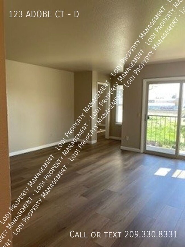 Building Photo - 123 Adobe Ct