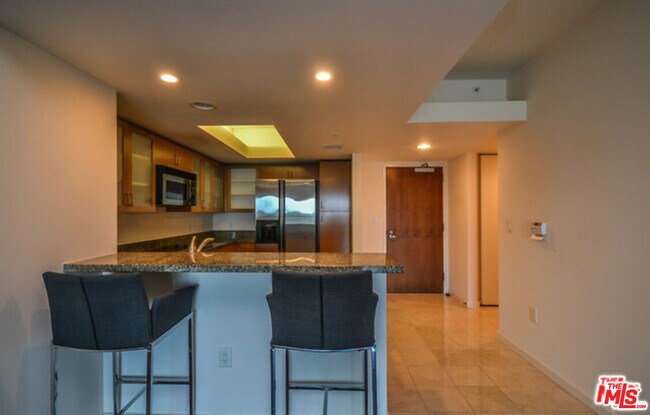 Building Photo - 13700 Marina Pointe Dr