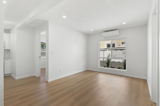 Building Photo - 323 S Ditmar St