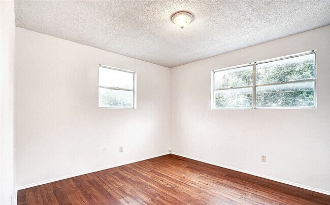 Building Photo - 728 Martindale Rd