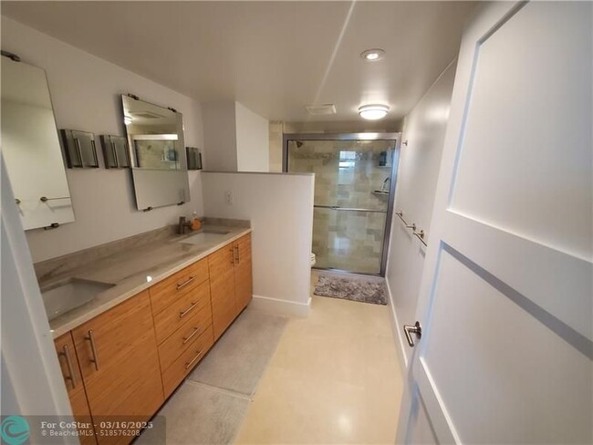 Building Photo - 1401 N Riverside Dr
