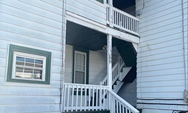 Building Photo - 702 Nelson St
