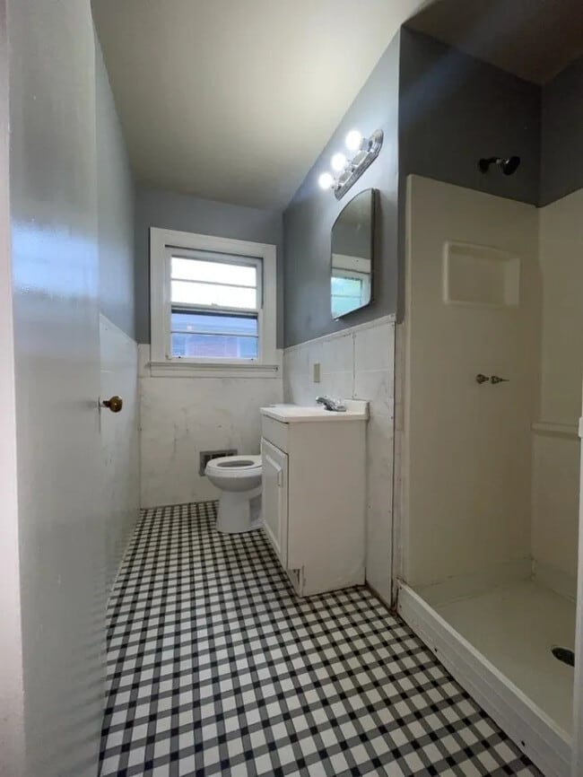 Building Photo - 3 Bedroom 2 Bathroom
