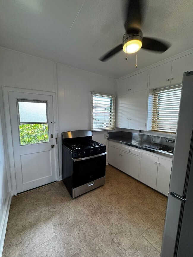 Building Photo - Charming 2/1/2 House on Hinano St. in the Kaimuki/Diamond Head area