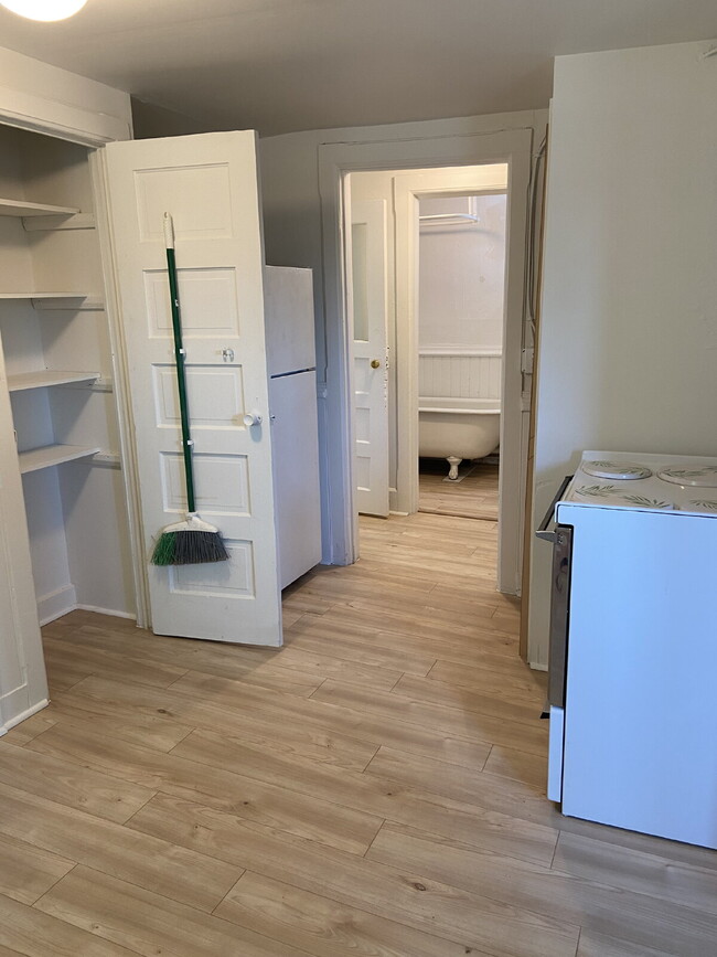 Building Photo - Spacious 3 bed 1 bath, bright & cheery apa...