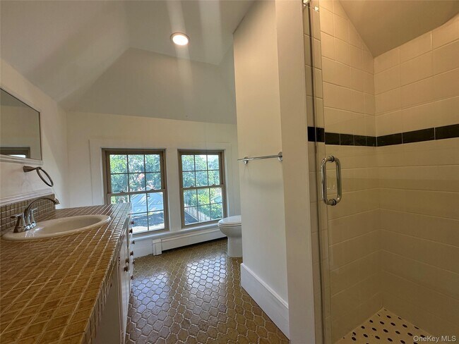 Building Photo - 27 Dosoris Way