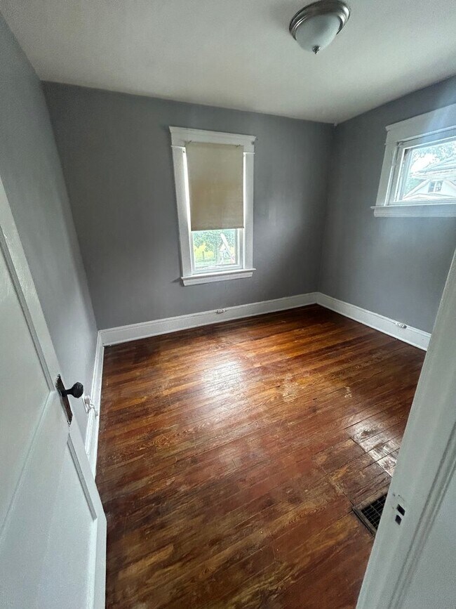 Building Photo - SECTION 8 READY!!