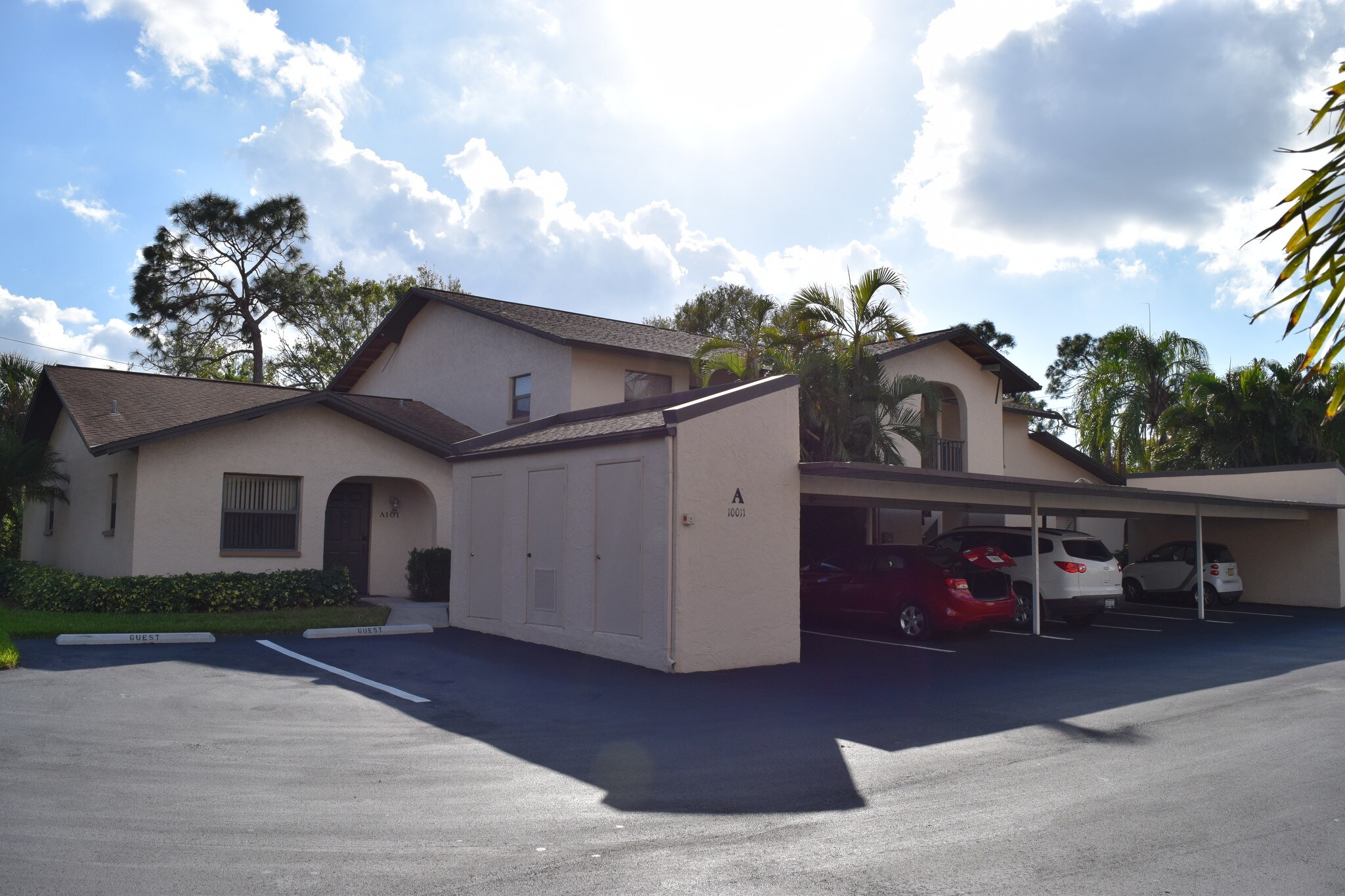 Front of building and storage unit - 10011 Maddox Ln