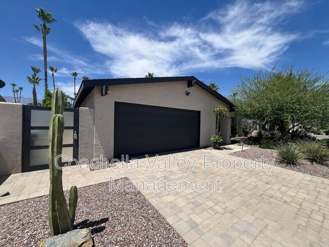 Building Photo - 835 Nueva Vista Dr S