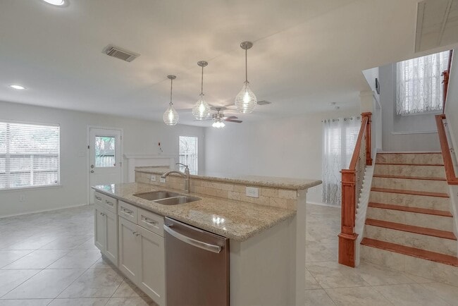 Building Photo - 131 N Villa Oaks Dr