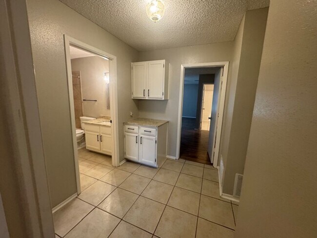 Building Photo - What a Gem! Spacious, Renovated 1-Story Ho...