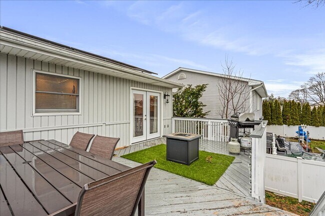 Building Photo - Immaculate 3 Bedroom & 2 Bathroom