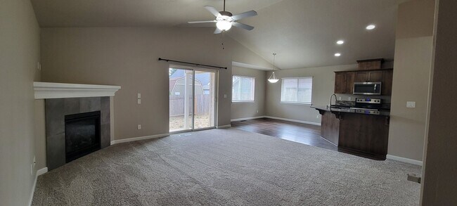 Building Photo - 331 NW Pacific Hills Dr