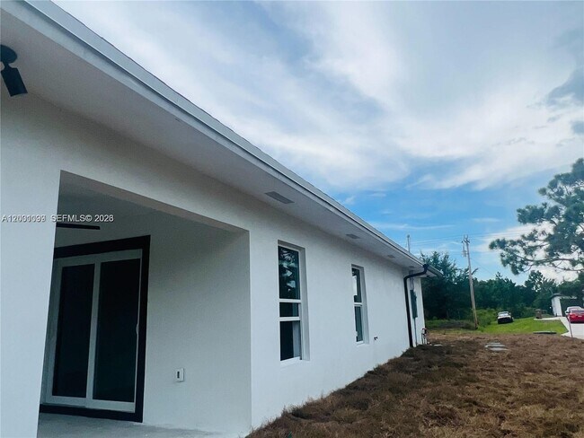 Building Photo - 1125 Milwaukee Blvd