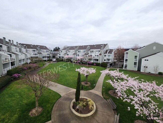 Building Photo - 2 BD Condo with River View, washer/dryer, microwave and W/S/G&L included.