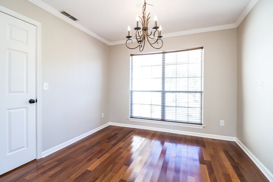 Building Photo - 494 Forest Ridge Dr