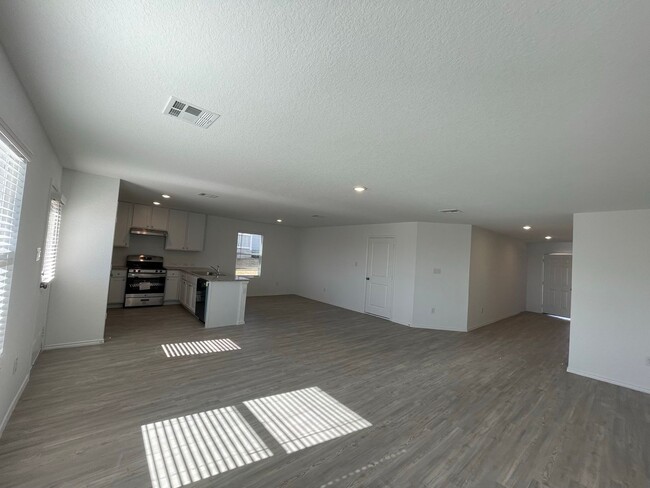 Building Photo - Spacious Floorplan- 2 Story Home in The Si...