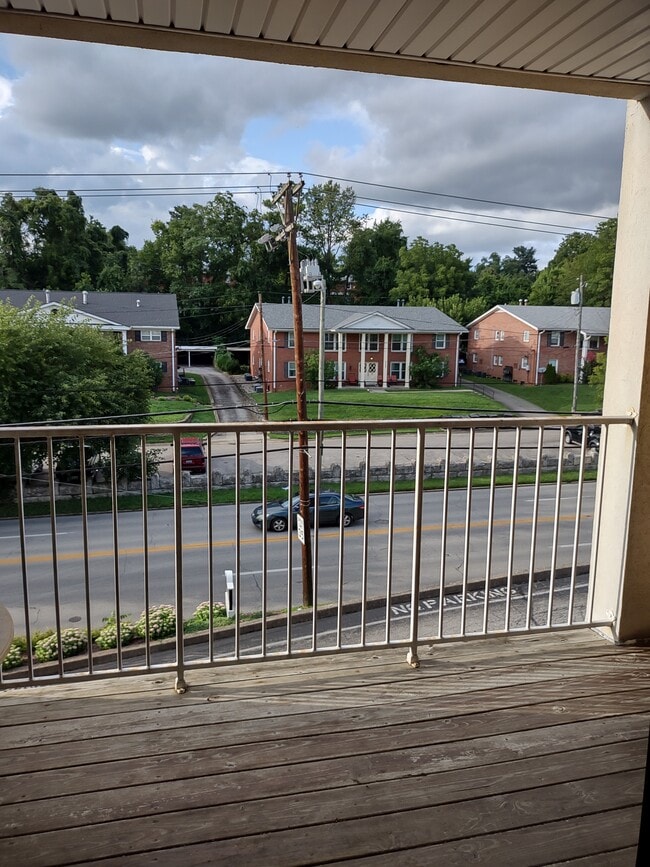 Building Photo - 2730 Brownsboro Rd