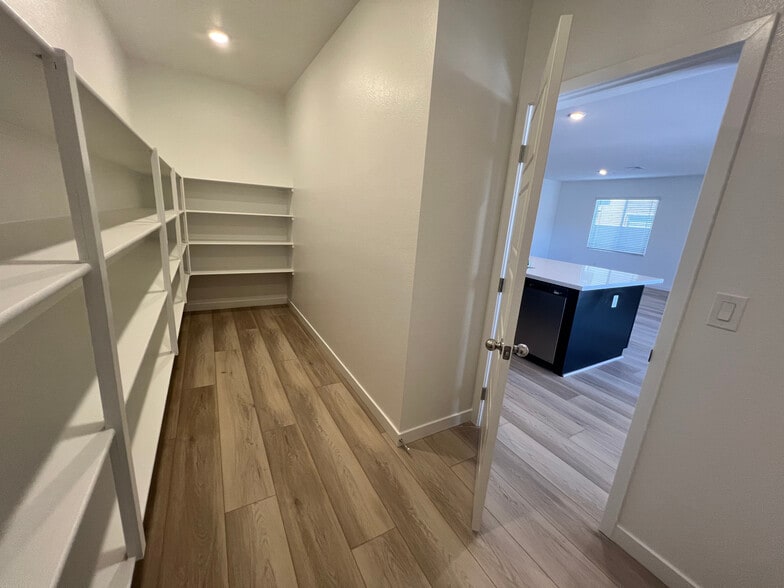Large pantry - 486 Daphne Terrace St
