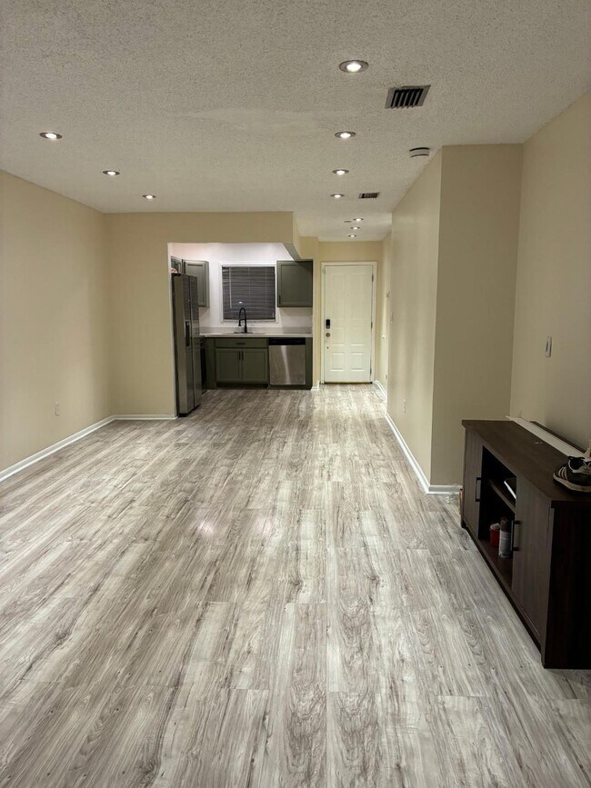 Building Photo - 6001 Shaker Wood Cir