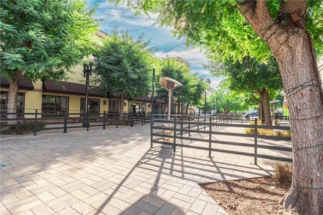 Building Photo - 450 E 4th St