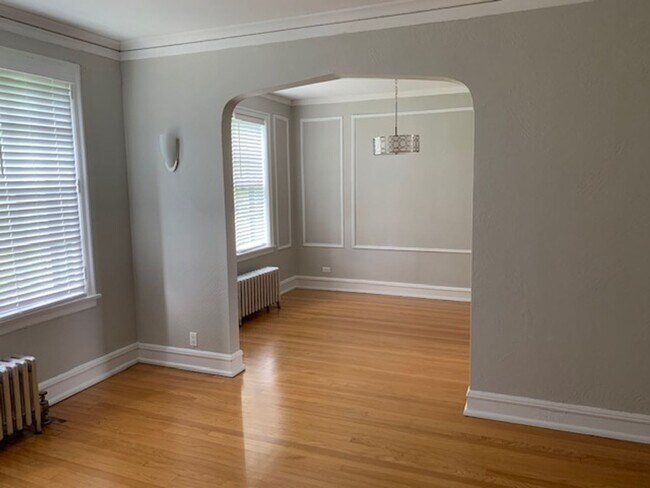 Building Photo - Bright and Sunny Unit ~ One Bed/One bath ~ Heat Included ~ Pets Welcome