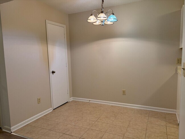 Building Photo - 2 Bedroom, 1 Bathroom Condo in Greensboro!