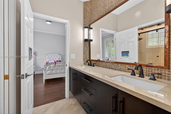 Building Photo - 2538 Montclaire Ct