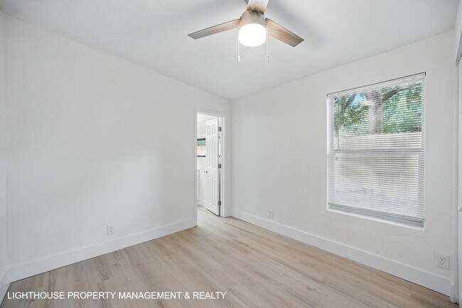Building Photo - Renovated 3 Bed/2 Bath Home with Den & Off...