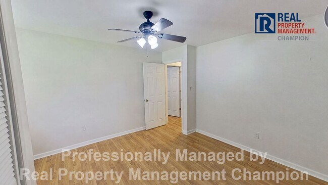 Building Photo - Charming home with open floor plan, vaulted ceilings and spacious backyard