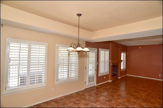 Building Photo - 2041 Shadow Ridge Dr