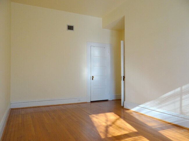Building Photo - Charming 3 BD/2 BATH right across the stre...