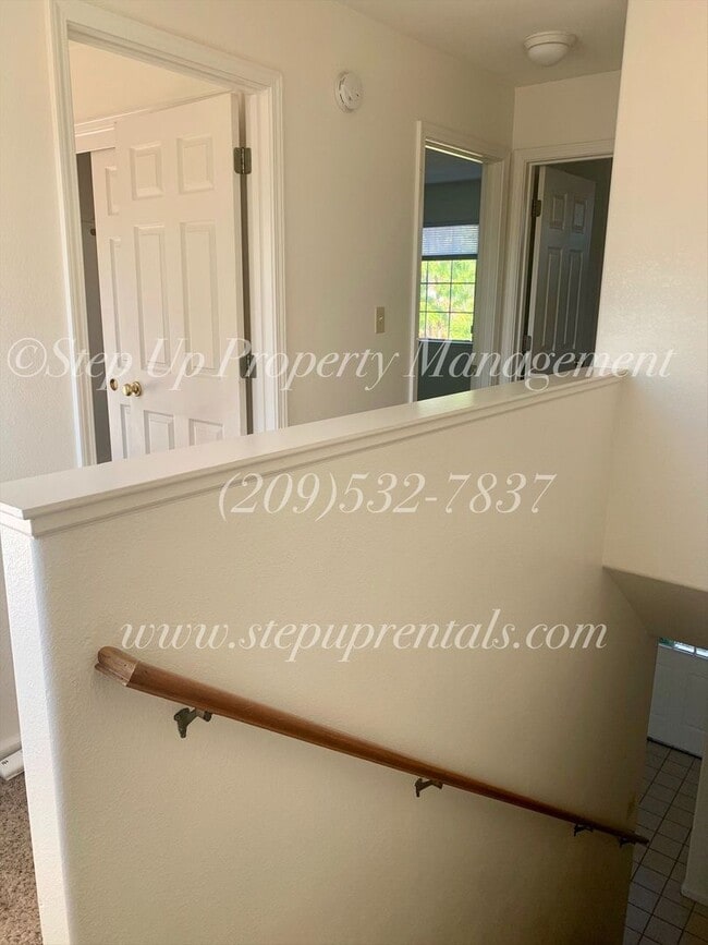 Building Photo - Welcoming and Spacious 3 Bedroom 2.5 Bathroom Home in Sonora!