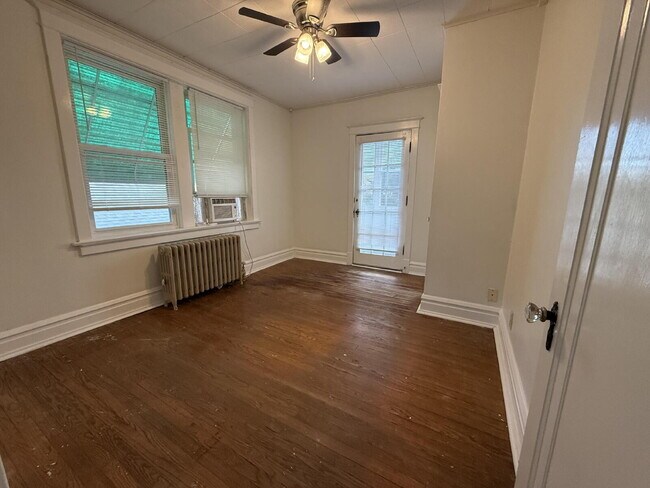 Building Photo - Large 1 Bed unit close to parks, great architecture and very walkable