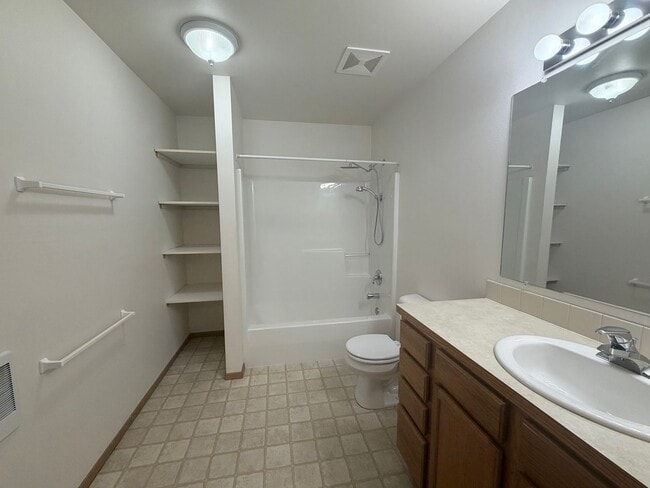 Building Photo - 595 Eastmont Ave
