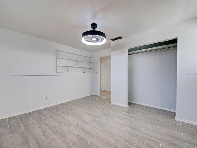 Building Photo - 313 Jessica St N