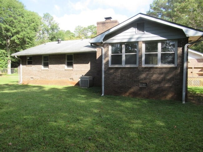 Building Photo - 145 Ho Lynn Trail